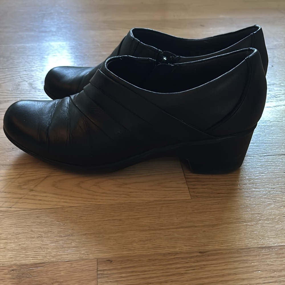 Clarks size 8 black shoes